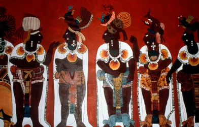 Reprodução de um mural mostrando homens nobres vestidos para uma cerimônia, do Templo dos Murais, Bonampak (pintura de parede)